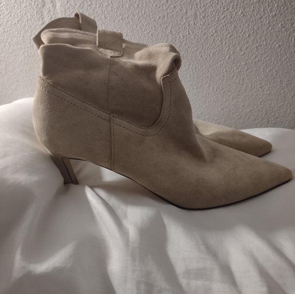 Women's Boots - Picture 1 of 3